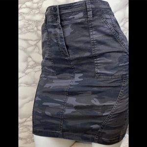 Loft Camo Skirt w/front&back pockets highwaisted.